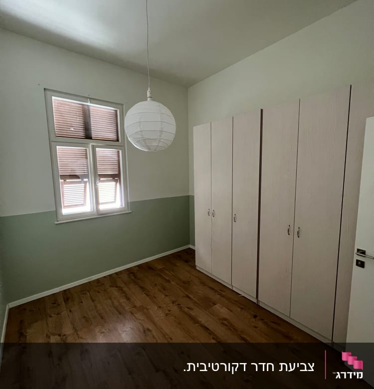 קיר צבוע בשני גוונים, ירוק ולבן